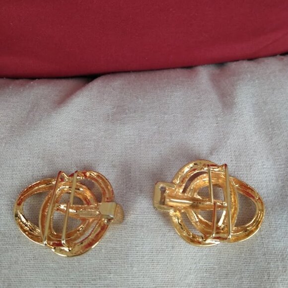 Gold tone belt buckle. - Picture 2 of 4